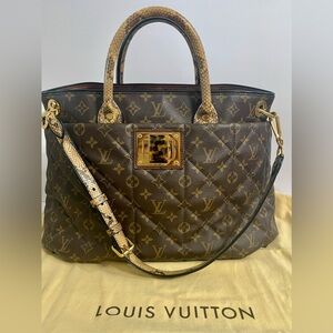LOUIS VUITTON
Exotic GM shoulder handbag
